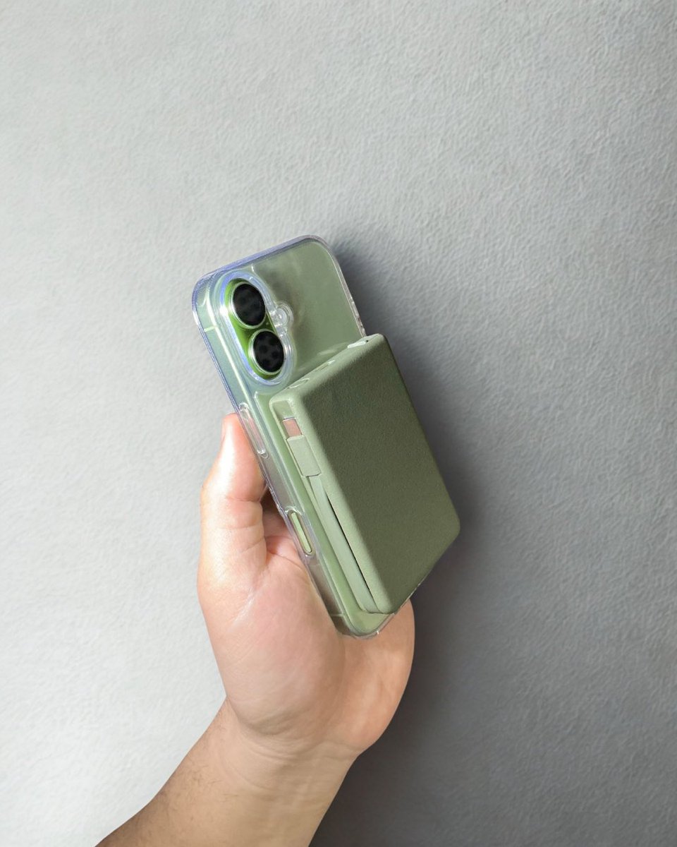 reve_sain_kemmu's tweet photo. #CIOMate から #PowerBank002 を購入しました👍
僕は #モスグリーン 推しなんでもちろん!!!
#iPhone17 sageとカラバリ最高
いい所!!
その1 マグネット吸着で有線充電!!
ワ���ヤレスも便利だけど充電ロスを踏まえると少し多く充電できる!(スマホ約1回分充電!)
マグネットでくっついてバッテリーと落とす心配なし!
その2 むっちゃ軽くてコンパクト!
たまに「これモバイルバッテリーだよな」ってふと思う笑
その3! カラバリ最高最大15w充電!!
プレゼントに持ってこいのおすすめ商品!15wで急速充電では無いけど、「足りない」を補う最高の相棒!
#CIO #CIOMate #わくわく #PowerBank002