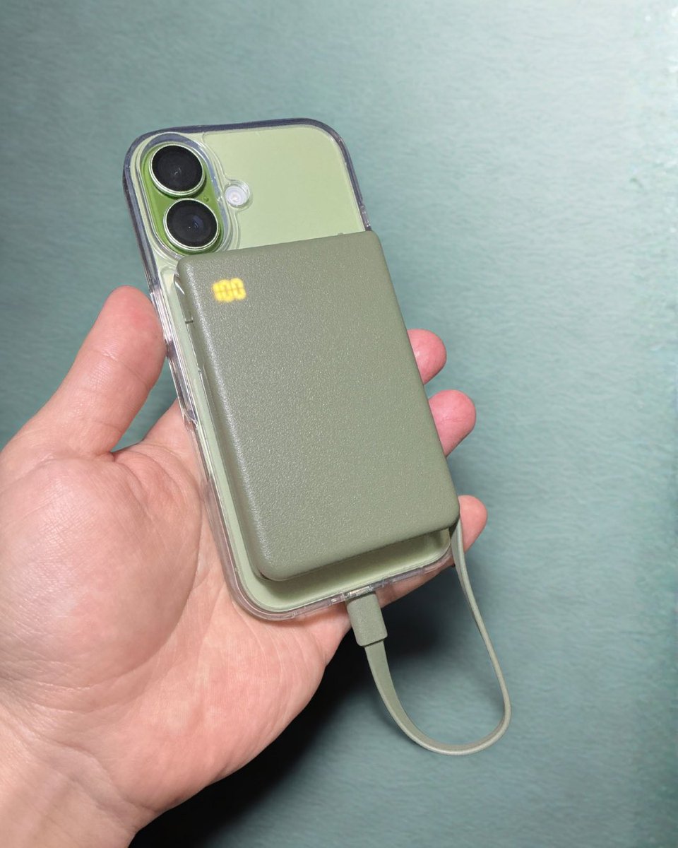 reve_sain_kemmu's tweet photo. #CIOMate から #PowerBank002 を購入しました👍
僕は #モスグリーン 推しなんでもちろん!!!
#iPhone17 sageとカラバリ最高
いい所!!
その1 マグネット吸着で有線充電!!
ワ���ヤレスも便利だけど充電ロスを踏まえると少し多く充電できる!(スマホ約1回分充電!)
マグネットでくっついてバッテリーと落とす心配なし!
その2 むっちゃ軽くてコンパクト!
たまに「これモバイルバッテリーだよな」ってふと思う笑
その3! カラバリ最高最大15w充電!!
プレゼントに持ってこいのおすすめ商品!15wで急速充電では無いけど、「足りない」を補う最高の相棒!
#CIO #CIOMate #わくわく #PowerBank002