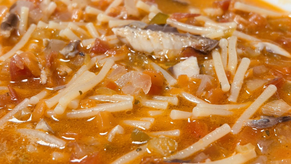 Gaspasho's tweet image. Hoy martes ni te cases ni te embarques,
#PesadilloEnLaCocina elabora una #Cazuela de #Fideos con #Caballitas y #Verduras a la reducción de #ManzanillaDeSanlúcar 😜