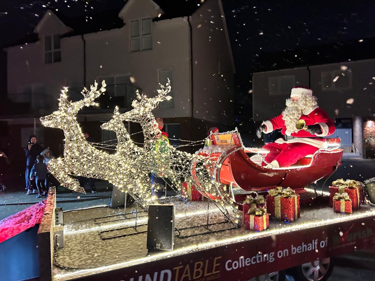 MartinAudioLtd's tweet image. Jingle Bells have never sounded as good!
 
Santa Claus delivered his gifts to Royal Tunbridge Wells accompanied by Martin Audio’s signature sound – courtesy of @RTW_Round_Table.
 
#strongestlineup #roundtable #charity #fullresolutionaudio