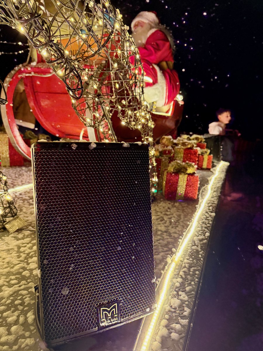 MartinAudioLtd's tweet image. Jingle Bells have never sounded as good!
 
Santa Claus delivered his gifts to Royal Tunbridge Wells accompanied by Martin Audio’s signature sound – courtesy of @RTW_Round_Table.
 
#strongestlineup #roundtable #charity #fullresolutionaudio