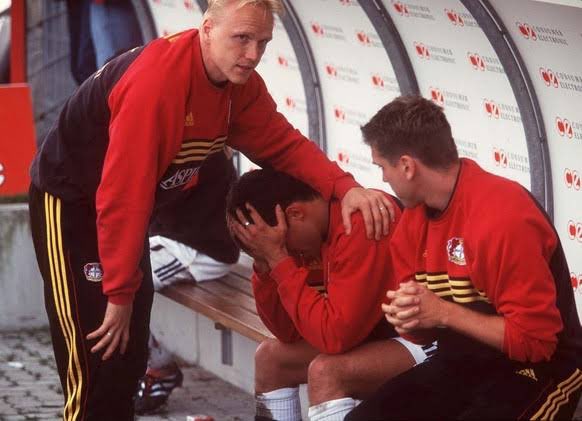 Kötü bir yıl geçirdiğinizi düşünüyorsanız, Michael Ballack’ın 2002’de Leverkusen ve Almanya formasıyla yaşadıklarını hatırlayın:

❌ Bundesliga’da şampiyonluğu son haftada kaybetti
❌ Almanya Kupası finalini kaybetti
❌ Şampiyonlar Ligi finalini kaybetti
❌ Dünya Kupası finalini