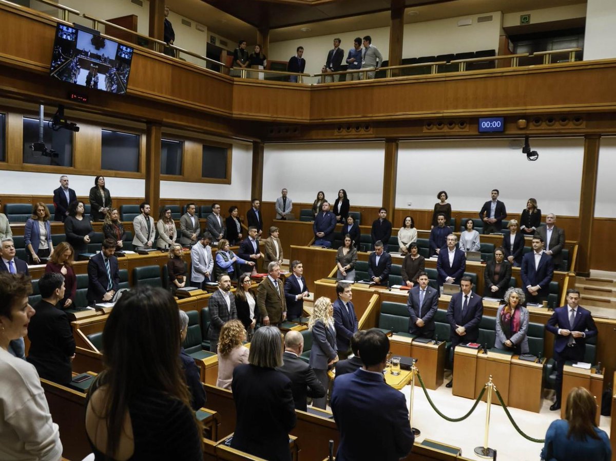 🟣Minuto de silencio al inicio de pleno en el Parlamento Vasco para mostrar nuestra rotunda condena por el asesinato machista cometido el pasado fin de semana en Barakaldo. Toda nuestra solidaridad y apoyo a los familiares y allegados de Josune 🕯️

Unidos contra la