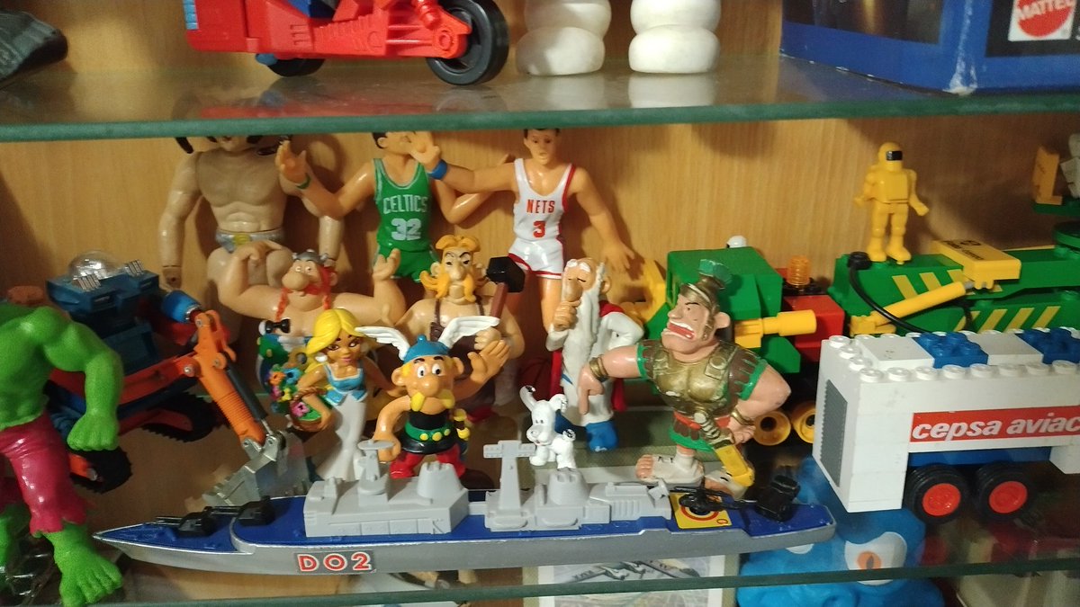 Entre los habitantes de la aldea gala, fabricados por #ComicsSpain, el perrito, #Idefix, es de un tamaño muy grande respecto a las figuras. El perro de la serie de figuras articuladas de la francesa #Ceji, tiene la proporción perfecta. #Asterix