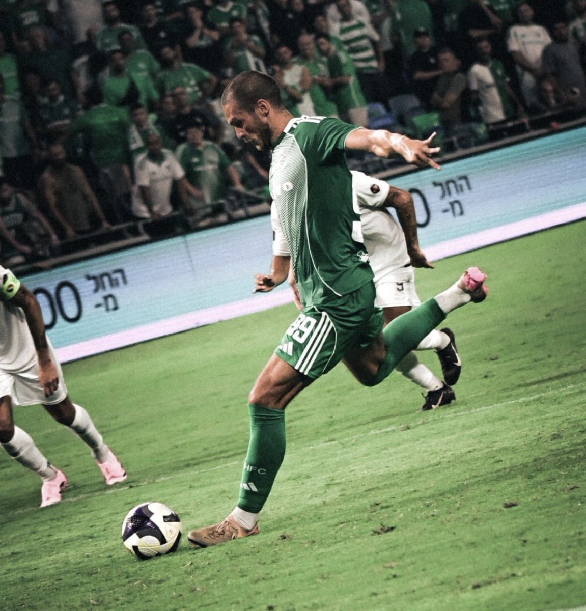 digitupbro's tweet image. פציעת יובאנוביץ׳
עצם אקססורית (מיותרת) בעקב כף רגל שמאל.
🔸המונח הרפואי: Os Trigonum
מדובר על חלקיק עצם המתפתח באספקט האחורי של עצם הטאלוס (talus) בכ-10-15% מהאוכלוסיה באופן נורמלי וללא תסמינים נלווים.
ברקדניות בלט הנדרשות לבצע תנועת point (כיפוף פלנטרי של כף הרגל) ולשאת על קצות…