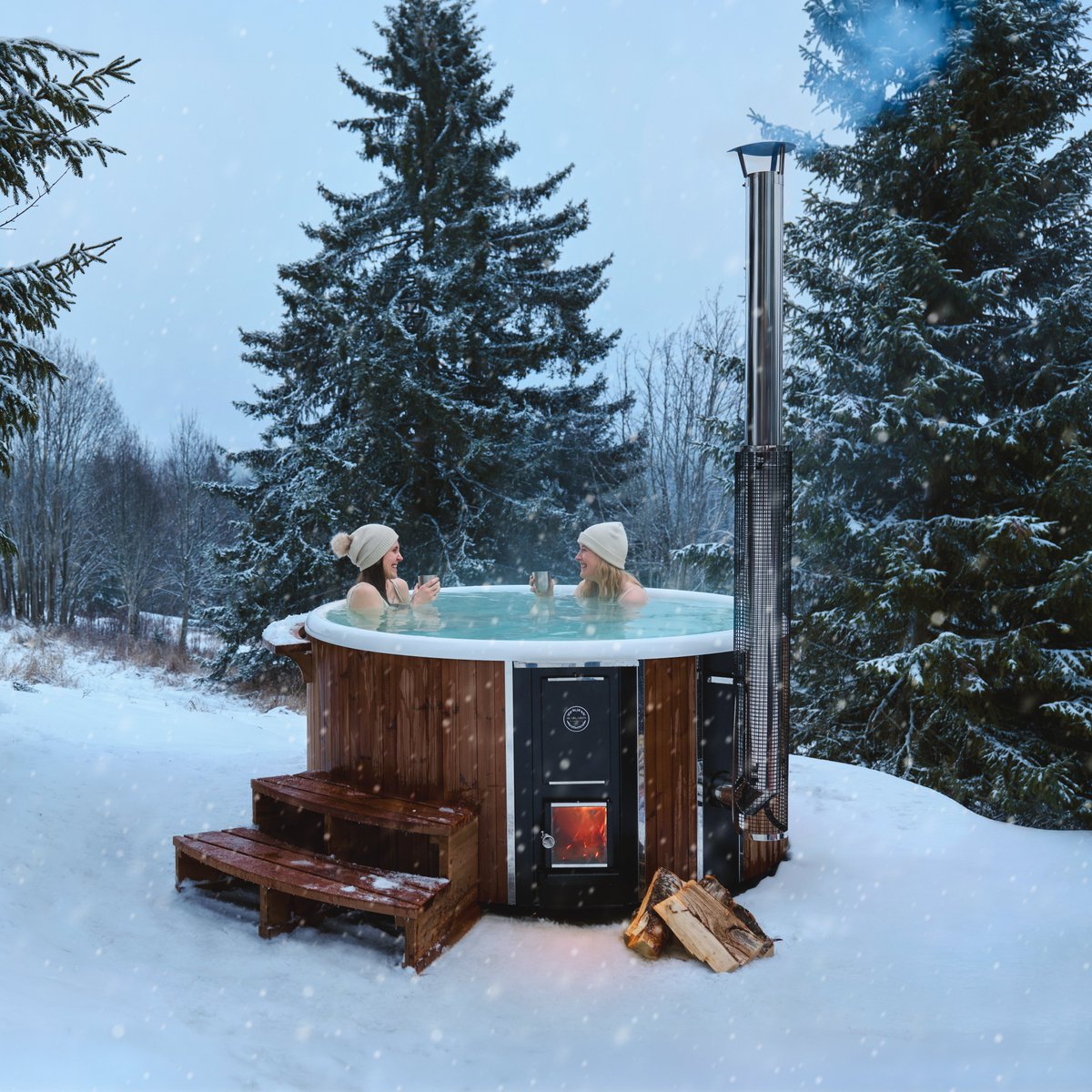 SkargardsHottub's tweet photo. As the year slowly becomes calmer and the days grow shorter, space opens up for what often gets too little attention: shared moments. The Christmas season invites us to enjoy these consciously. ❄️

We wish you all a peaceful Christmas and relaxing days.

Merry Christmas from Skargards! 🎄

📸 Ragnar Hartvig