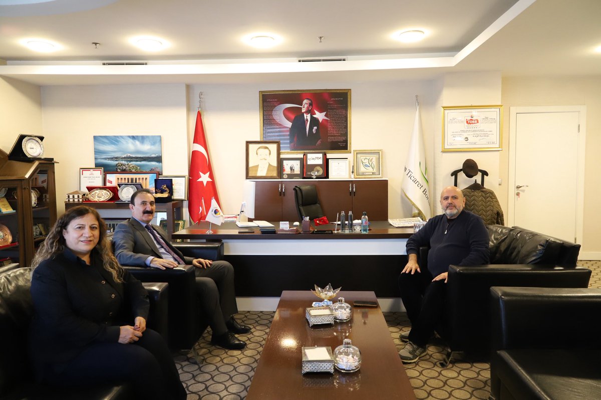 Van Kılıçlar Gıda sahibi, üyemiz Sn. Turgut Kılıç; Yönetim Kurulu Başkanımız Nayif Süer’i makamında ziyaret etti. Ziyarette Yönetim Kurulu Üyemiz Meral Ayhan da yer aldı. 

Görüşmede; Van’ın tarım, hayvancılık ve gıda  alanındaki mevcut durumu ele alınırken, üyemiz sektörle