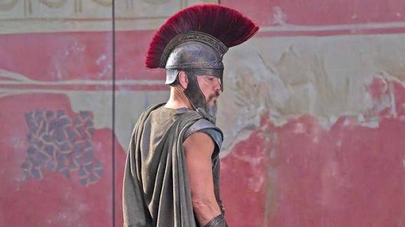 babylabibux's tweet image. L'Odyssée si un bon réal le faisait :

Ulysse court, poursuivi par des porcs.

[arrêt sur image]

Ulysse (voix-off) - Ça, c'est moi. Vous vous demandez peut-être comment j'en suis arrivé là. Pour ça, remontons quelques mois en arrière.

[bruit de cassette qui rembobine]