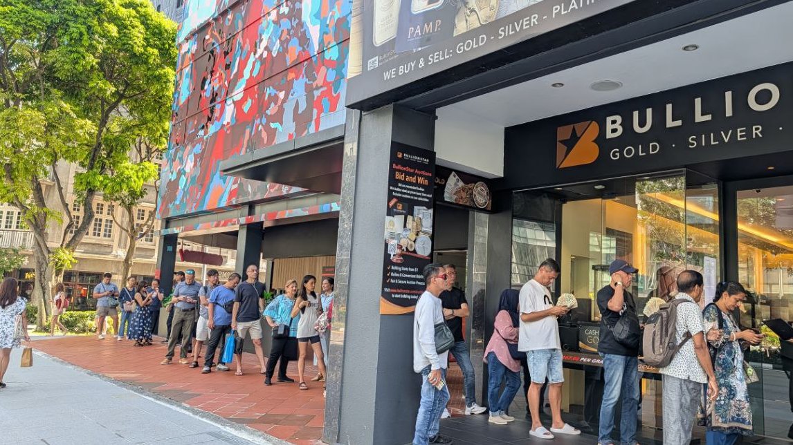 🔥 Queue around the block at BullionStar as Gold hits record highs.

Gold: +4.6% | Silver: +10.2% -  this week alone.

Safe haven demand is real. Investors aren't waiting - they're showing up in person to secure physical metal when markets are making history. 

This is what