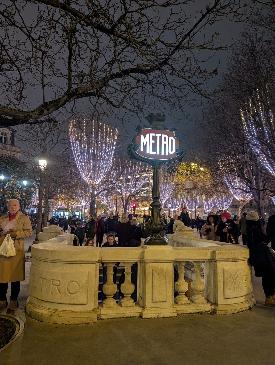 Paris city guide tweet media