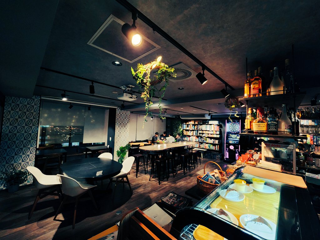 ucafe_tokyo's tweet photo. U-cafeOPENしました！
夜は照明を落としてちょっぴり大人の雰囲気で落ち着いてゲームができます🌃

もちろんBAR利用にも🍸

おひとり様で軽く1杯なんても悪くないです✨

ご来店お待ちしております🤗

 #ucafe #カフェ #ボードゲームカフェ #カフェバー https://t.co/Fe0owZAt3z