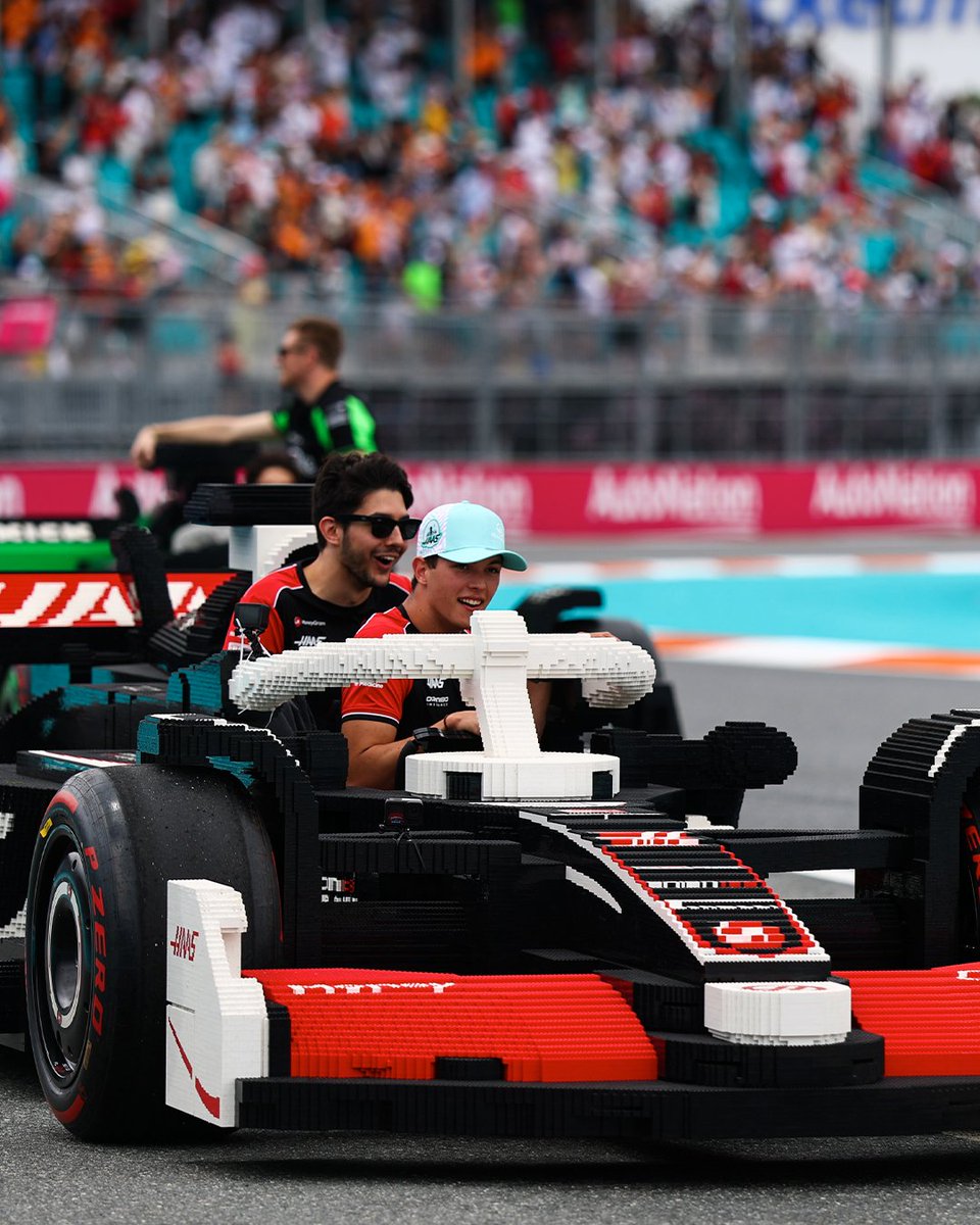 HaasF1Team's tweet image. Best Drivers' Parade of the year? 😂🇺🇸

#HaasF1 #F1