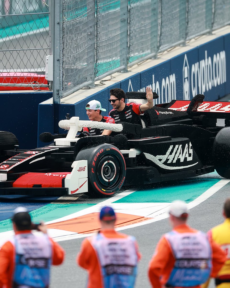 HaasF1Team's tweet image. Best Drivers' Parade of the year? 😂🇺🇸

#HaasF1 #F1