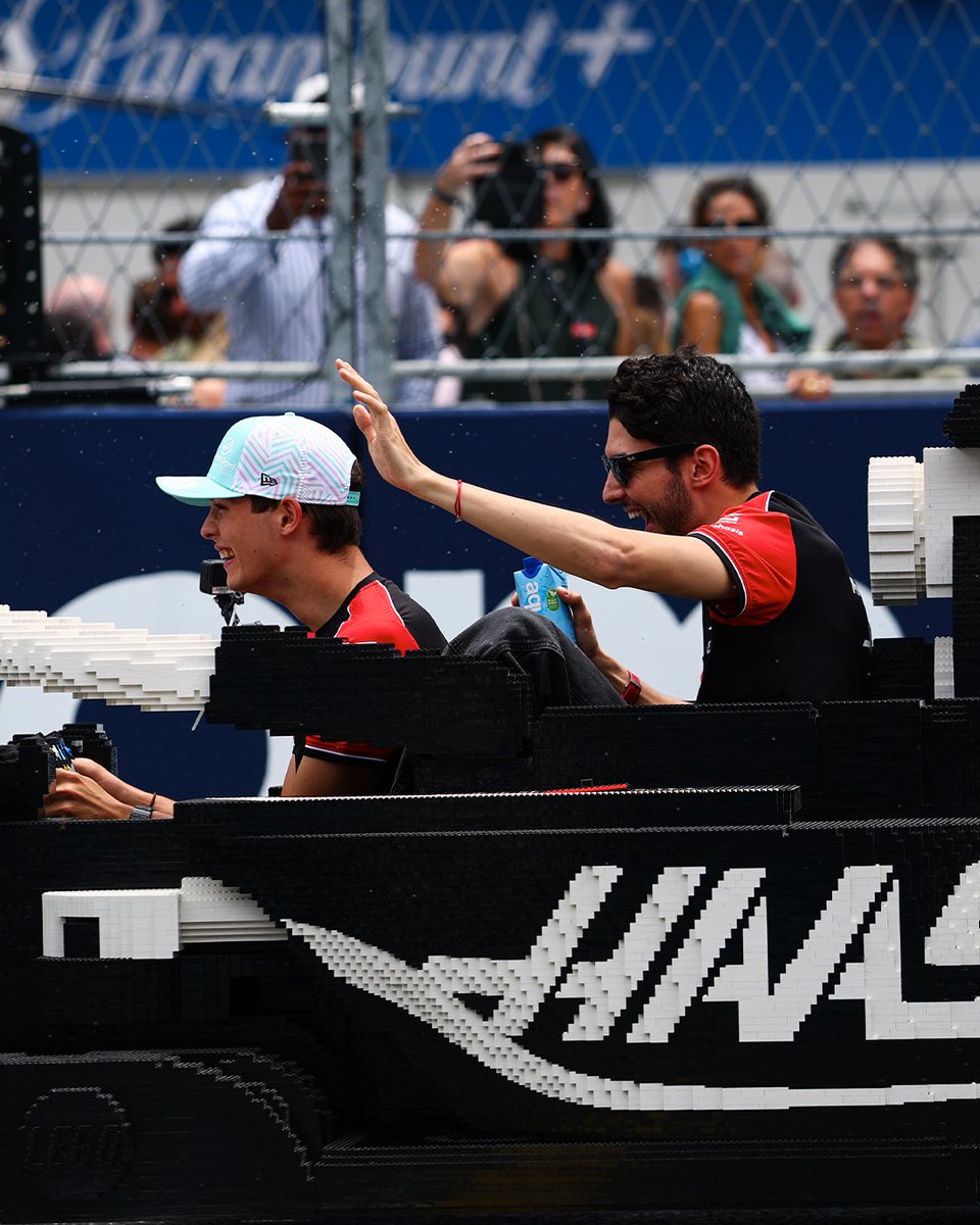 HaasF1Team's tweet image. Best Drivers' Parade of the year? 😂🇺🇸

#HaasF1 #F1