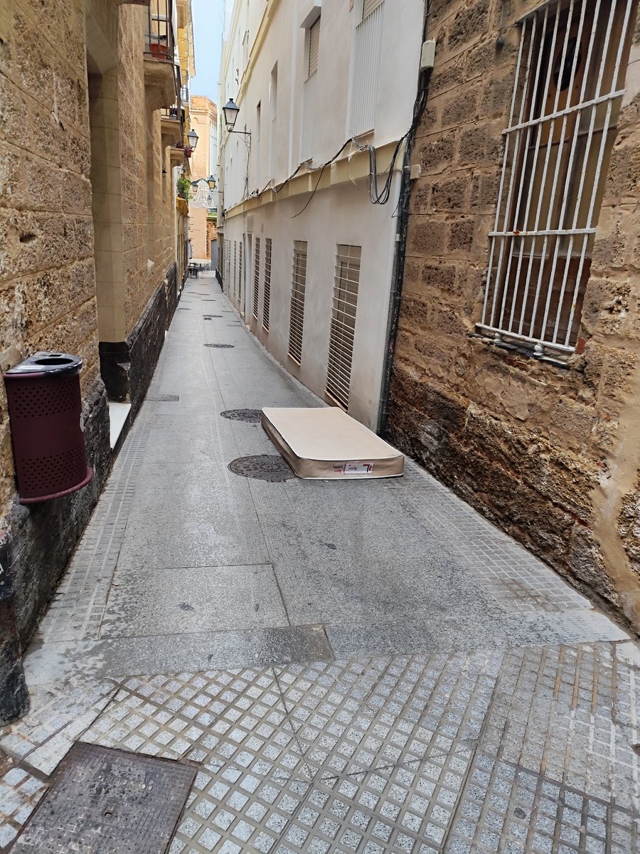 Da Gloria (calle) dormir 😴 aquí.
En fin.
La #Cádiz de Bruno "el lacio"
<a href="/CadizAbandonada/">Cádiz Abandonada</a>
<a href="/Perroandaluz71/">Perro Andalú ۞ 𐤂𐤃𐤓(𐤀)</a>
<a href="/Pomadecadi/">Pomadecadi</a>
<a href="/JoseModales/">Pepe Modales</a>
<a href="/jr0rtega/">Jose Ramón Ortega</a>
<a href="/diariocadiz/">Diario de Cádiz</a>