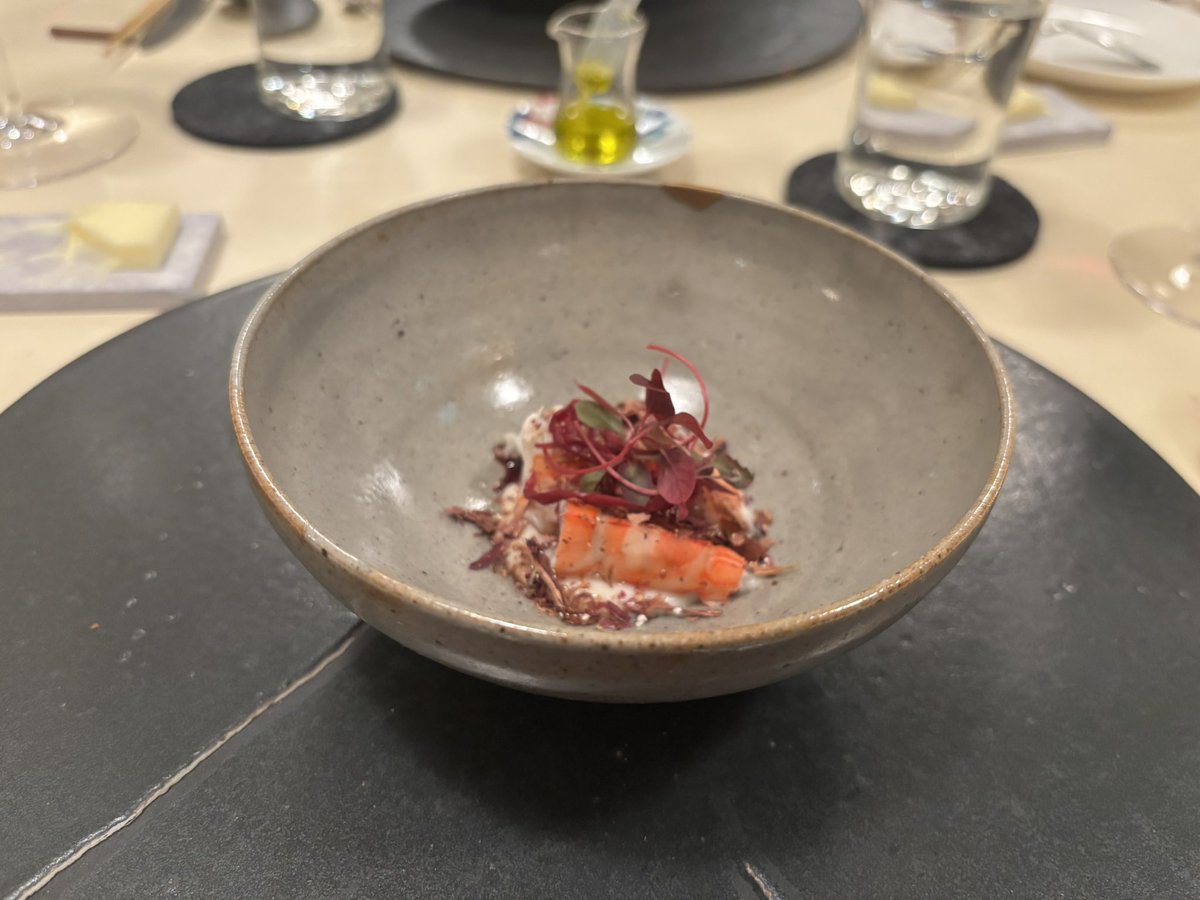 福岡で好きなフレンチ行ってきた🎶
4枚目のお皿は菊のエキスを使ってるみたいで口に入れた瞬間花の香りが広がって不思議な食事体験だった 今回も美味でした