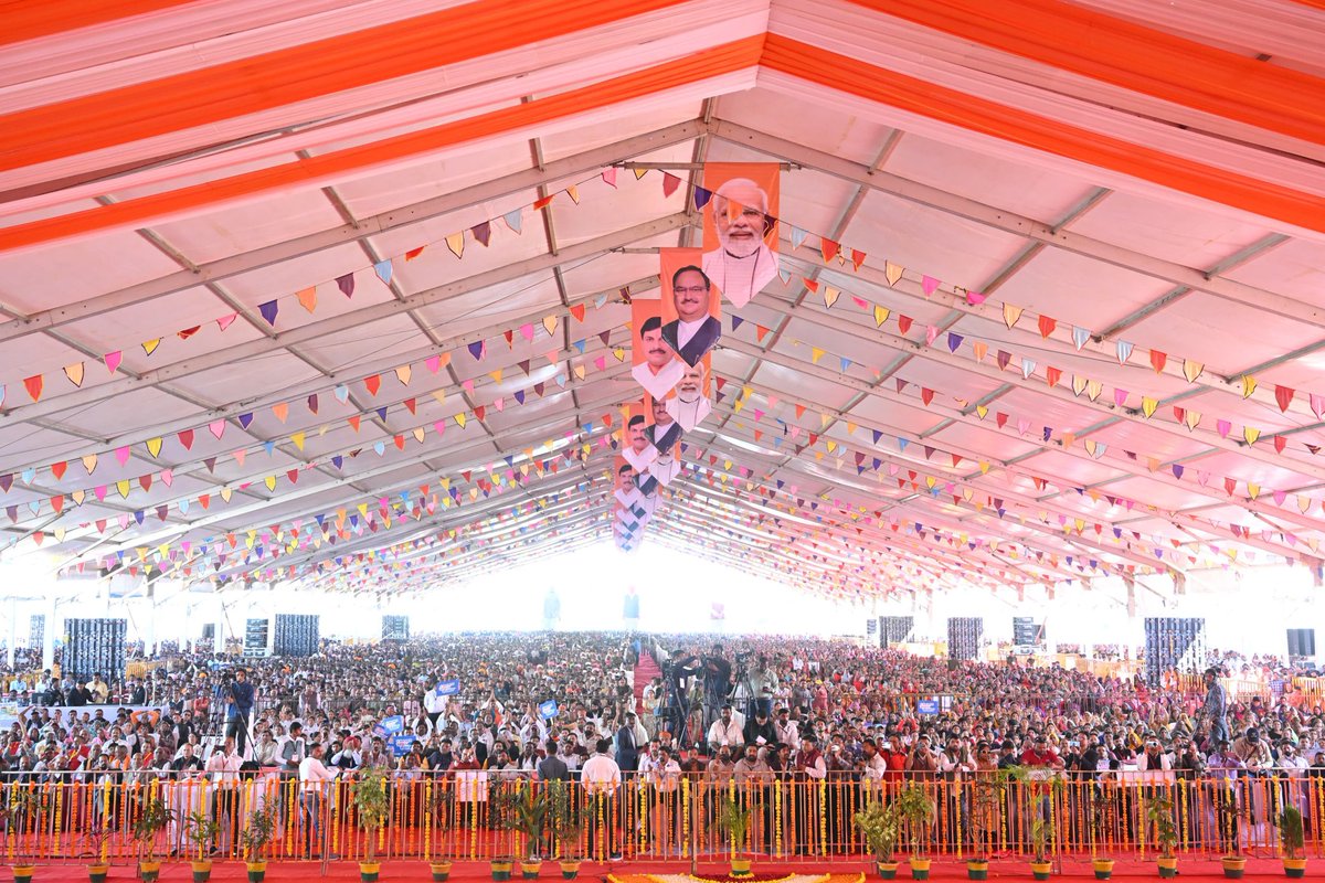 DrMohanYadav51's tweet photo. कांग्रेस की सरकार ने कभी किसी जनजातीय क्षेत्र में मेडिकल कॉलेज नहीं बनाया।

माननीय केंद्रीय स्वास्थ्य एवं परिवार कल्याण मंत्री श्री @JPNadda जी की गरिमामयी उपस्थिति में आज जिला धार में जन-निजी भागीदारी (PPP) आधारित मेडिकल कॉलेज के भूमिपूजन कार्यक्रम में सहभागिता कर सभा को संबोधित किया। इस अवसर पर विभिन्न विकास कार्यों की सौगातें भी दी गईं।

@rshuklabjp