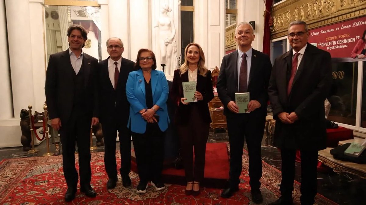 Gazeteci Çiğdem Toker’in “Devletin Cebinden - Büyük Simbiyoz” kitabının tanıtım ve imza etkinliği Gazeteciler Cemiyeti’nde yapıldı. 

Yap-İşlet-Devret ve Kamu-Özel İş birliği projelerini mercek altına alan kitap, kamu bütçesinden çıkarılan garantilerin gizli tutulan sözleşmeleri