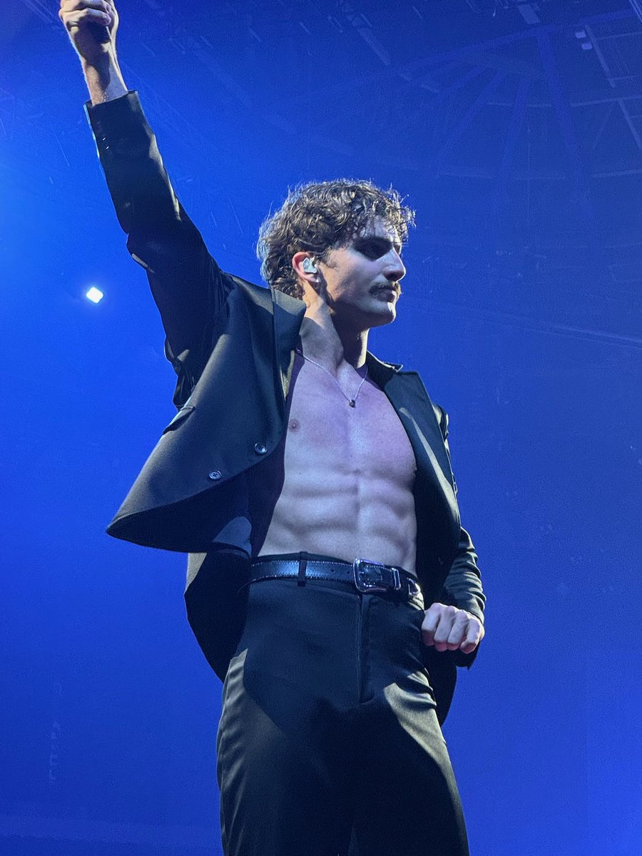 Stephen__McC's tweet image. The way this Benson Boone concert was the highlight of my entire year.