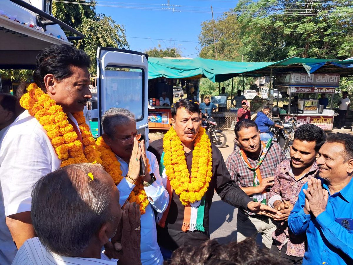 RamkishanO's tweet photo. जन आक्रोश रॅली के चौथे दिन आणंद विद्यानगर की सड़कों पर जन-सैलाब!
@INCGujarat के अध्यक्ष श्री. @AmitChavdaGPCC जी व नेता विपक्ष श्री. @TusharChaudhary जी के साथ यात्रा में सम्मिलित,जनता का ज़बरदस्त समर्थन।
स्पष्ट है—गुजरात बदलाव चाहता है।
#GujaratCongress #Vidhyanagar #Anand https://t.co/nwGz2gykf6