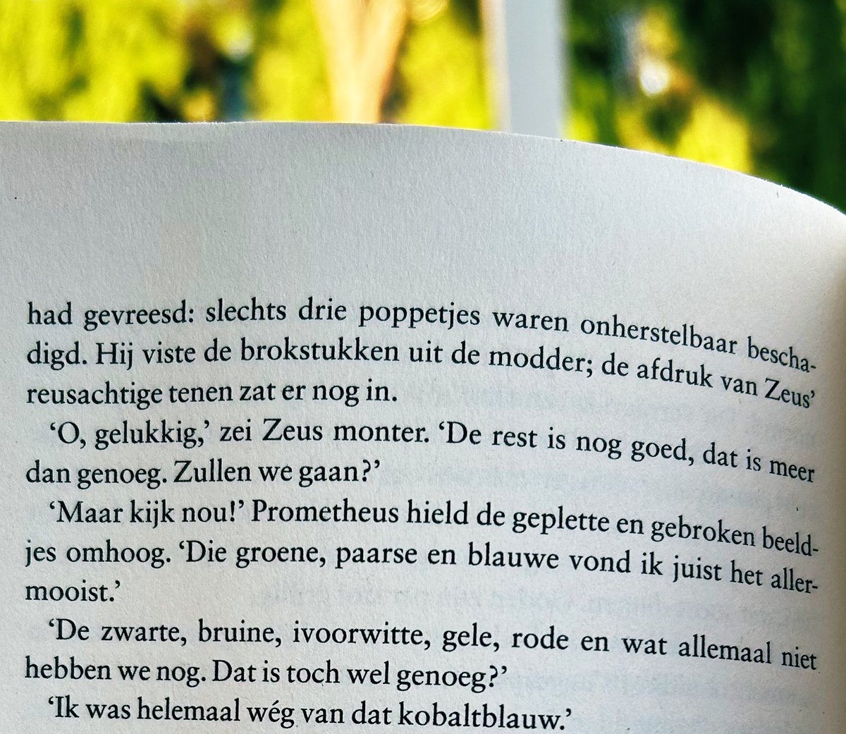klaasm67's tweet image. Dus omdat de almachtige Zeus met zijn grote voeten op het blauwe poppetje is gaan staan, hebben wij nu geen smurfen. Gemiste kans. #Mythos