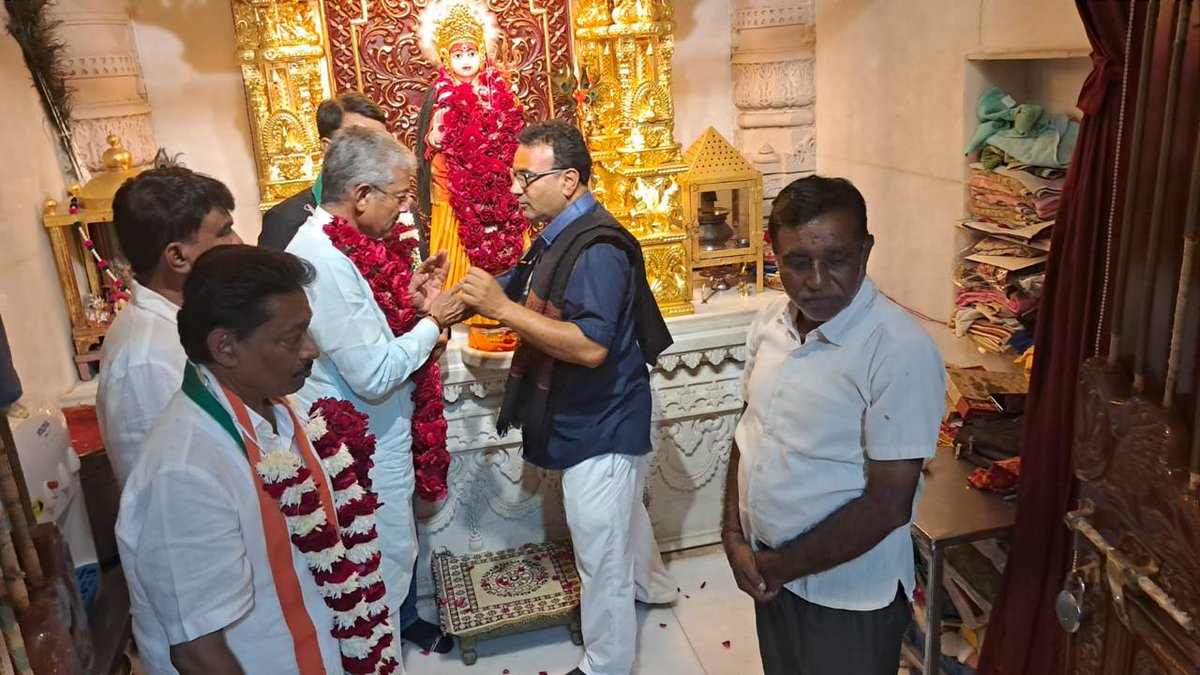 RamkishanO's tweet photo. गुजरात के वलसाण में प्रदेशाध्यक्ष श्री. @AmitChavdaINC जी और नेता विपक्ष श्री. @TusharAmarsinh1 जी के साथ मेलडी माता मंदिर में शीश नवाया। 🙏
जनता के आशीर्वाद के साथ अन्याय के खिलाफ संघर्ष जारी!
#GujaratCongress #JanAakroshYatra #MeldiMata #Valsan https://t.co/ds5EXGG7DM