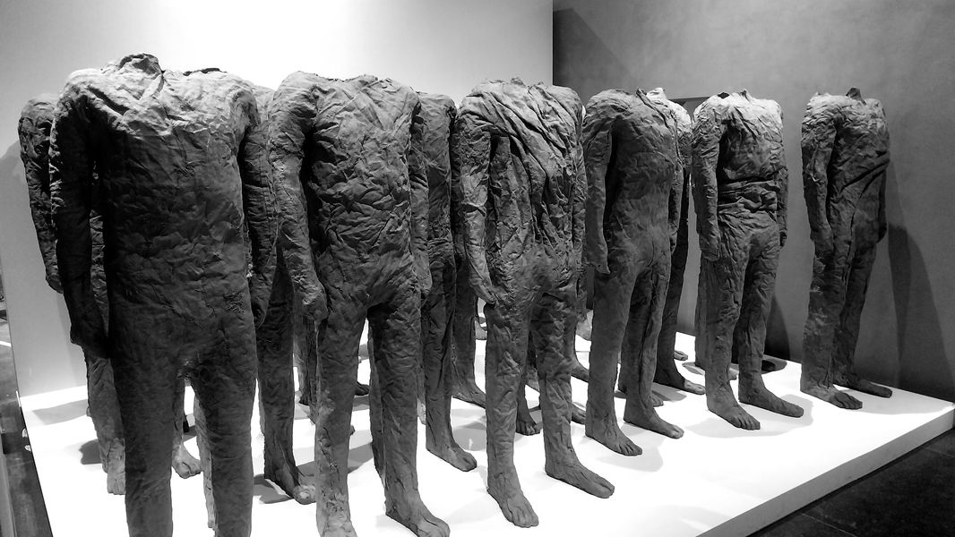 Pr4vd4NET's tweet photo. Au musée Bourdelle, Paris, l’exposition Magdalena Abakanowicz inscrit une œuvre longtemps perçue à la marge de la #sculpture dans un dialogue frontal avec l’histoire matérielle et #politique du XXᵉ siècle. 
https://t.co/8jVd5HmlT8 #culture #textile #expo https://t.co/FKLzEmrsMj