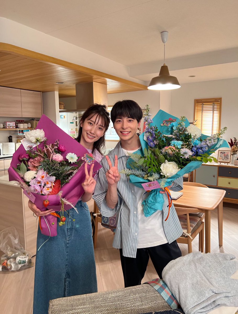 波瑠さんと結婚した高杉真宙さん
過去ほかの女優と距離感離れてて紳士で話題になってたけど、波瑠さんとは距離が近くてめちゃ微笑ましい。