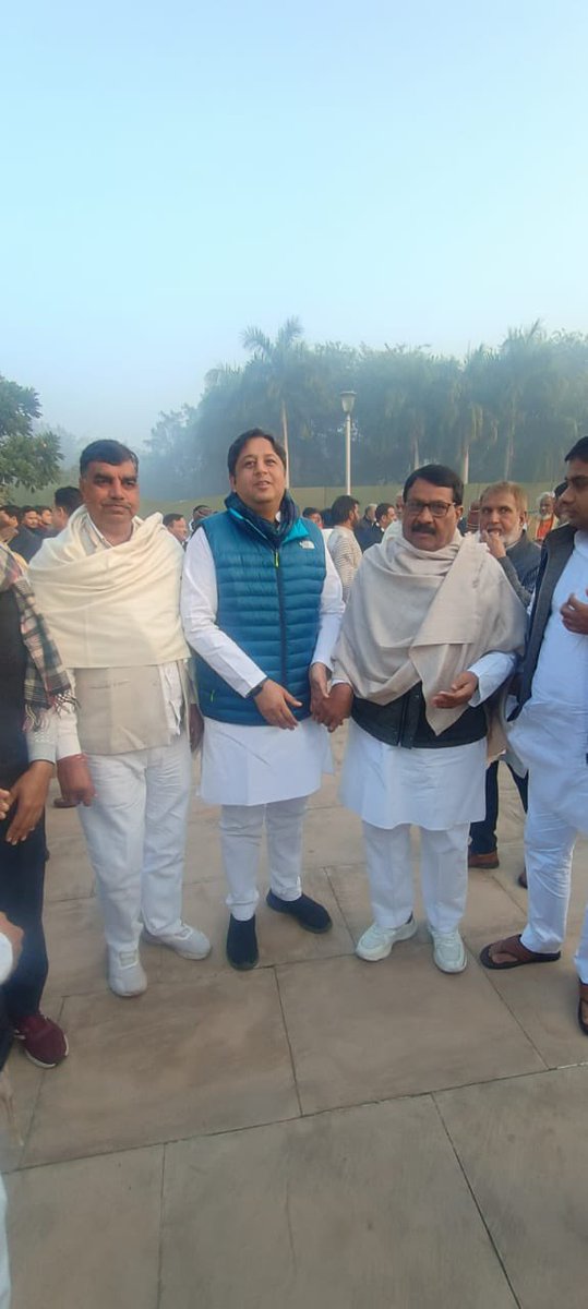 #किसान_घाट 
#दिल्ली 
किसान मसीहा भारत रतन पूर्व प्रधानमंत्री चौधरी चरण सिंह जी की जयंती पर किसान घाट दिल्ली पोहच कर पुष्प अर्पित कर श्रद्धाजलि अर्पित की 
<a href="/jayantrld/">Jayant Singh</a> <a href="/RLDparty/">Rashtriya Lok Dal</a> @Birpalmalik