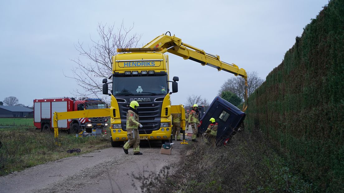 Paardenwagen belandt op zijkant in sloot bij Koningslust
