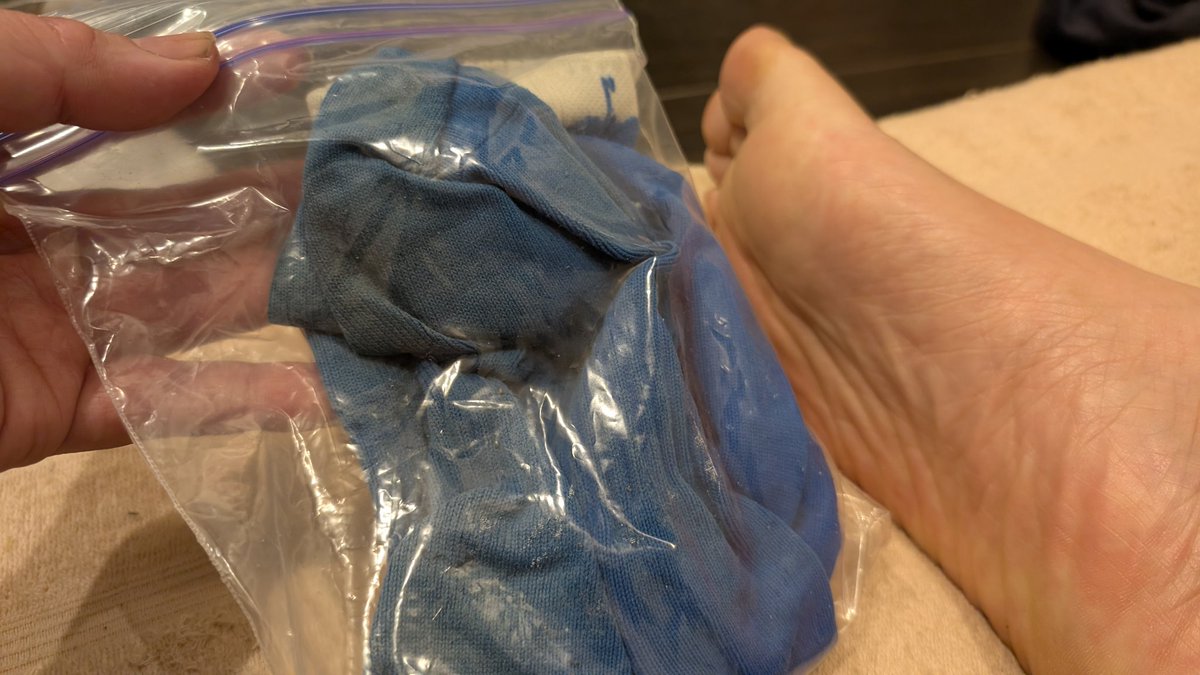 サッカーから帰ってきて素足がバリ臭いし、多分ジップロックの靴下が半端なく足臭い
見た目からやばい