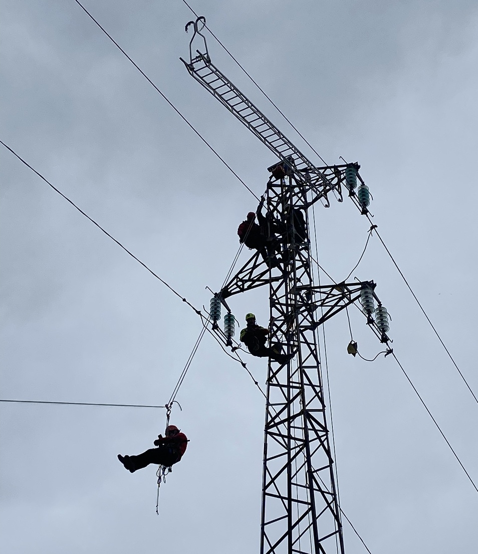 .@RTE_france et des #pompiers 🧑‍🚒spécialistes #GRIMP réalisent des exercices d’intervention d’urgence sur une ligne électrique 63 0000 volts ⚡️ à #Mende.

L’objectif : tester en conditions réelles les procédures de secours permettant d’évacuer une victime en situation d’urgence