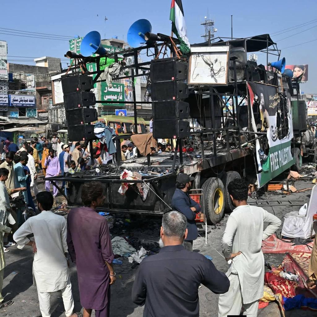ہم جب بھی یہ تصویر دیکھتے ہیں ہمارے سینے میں ایک درد اٹھتا ہے
ہمیں ہمارے قاہدین کی یاد ستاتی ہے 
ہمیں ہمارے ان کارکنان کی یاد آتی ہے جو یہاں ہر تھے مگر اسکے بعد ہمیں آج تک نظر نہیں آئے
کیا یہ ہے انصاف ۔۔؟؟
کیا یہ ہے قانون ۔۔؟؟
ہمیں ہماری لاشیں تو دے دو
#TLP
#نوائےسحر
