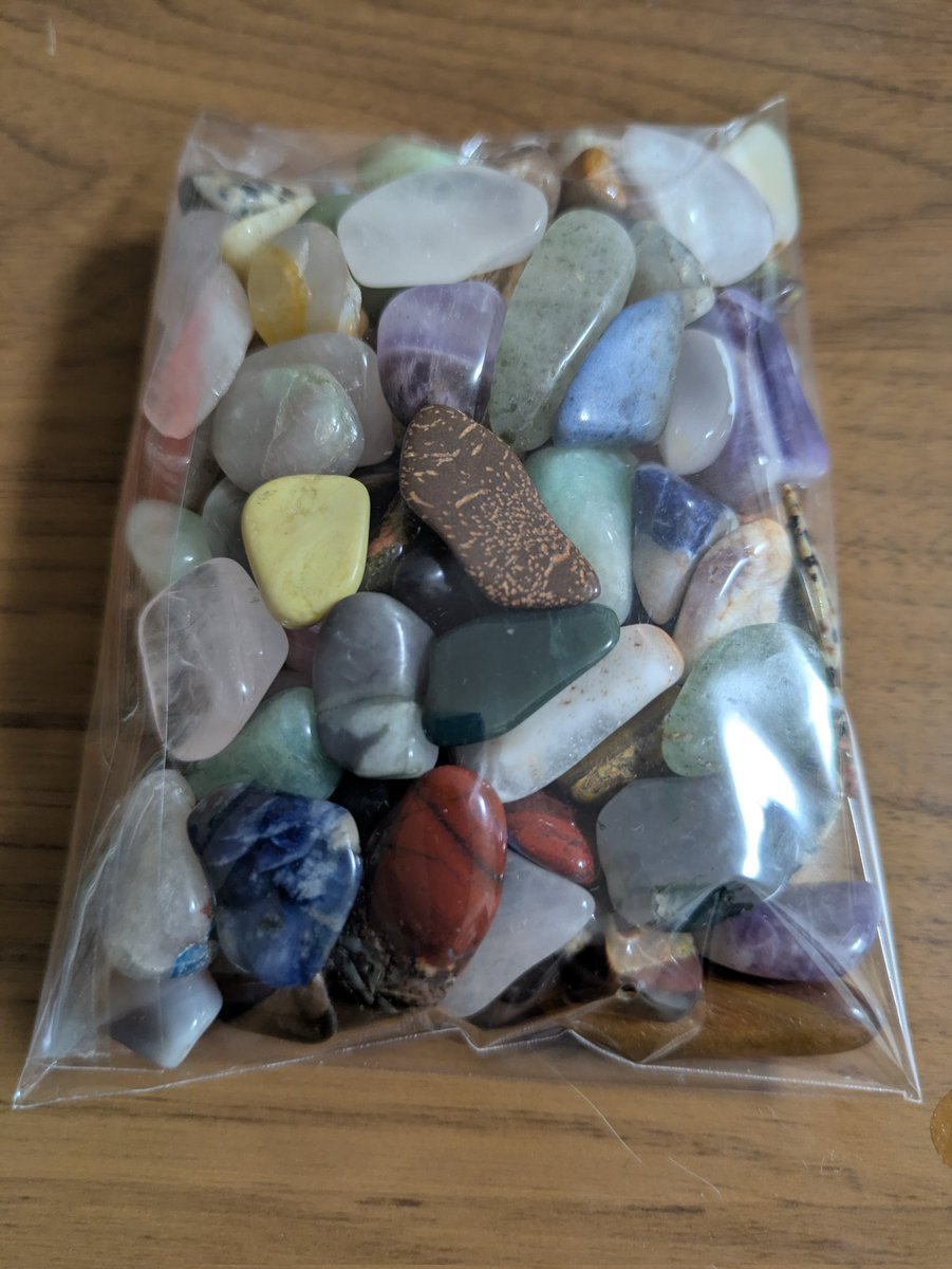 不揃い天然石(穴なし)なんだけど、欲しい人いるかな？🤔
オニキスや、ローズクォーツ、タイガーアイetc.入ってます✨
欲しい人はいいね❤&amp;コメントください🤗

 #天然石