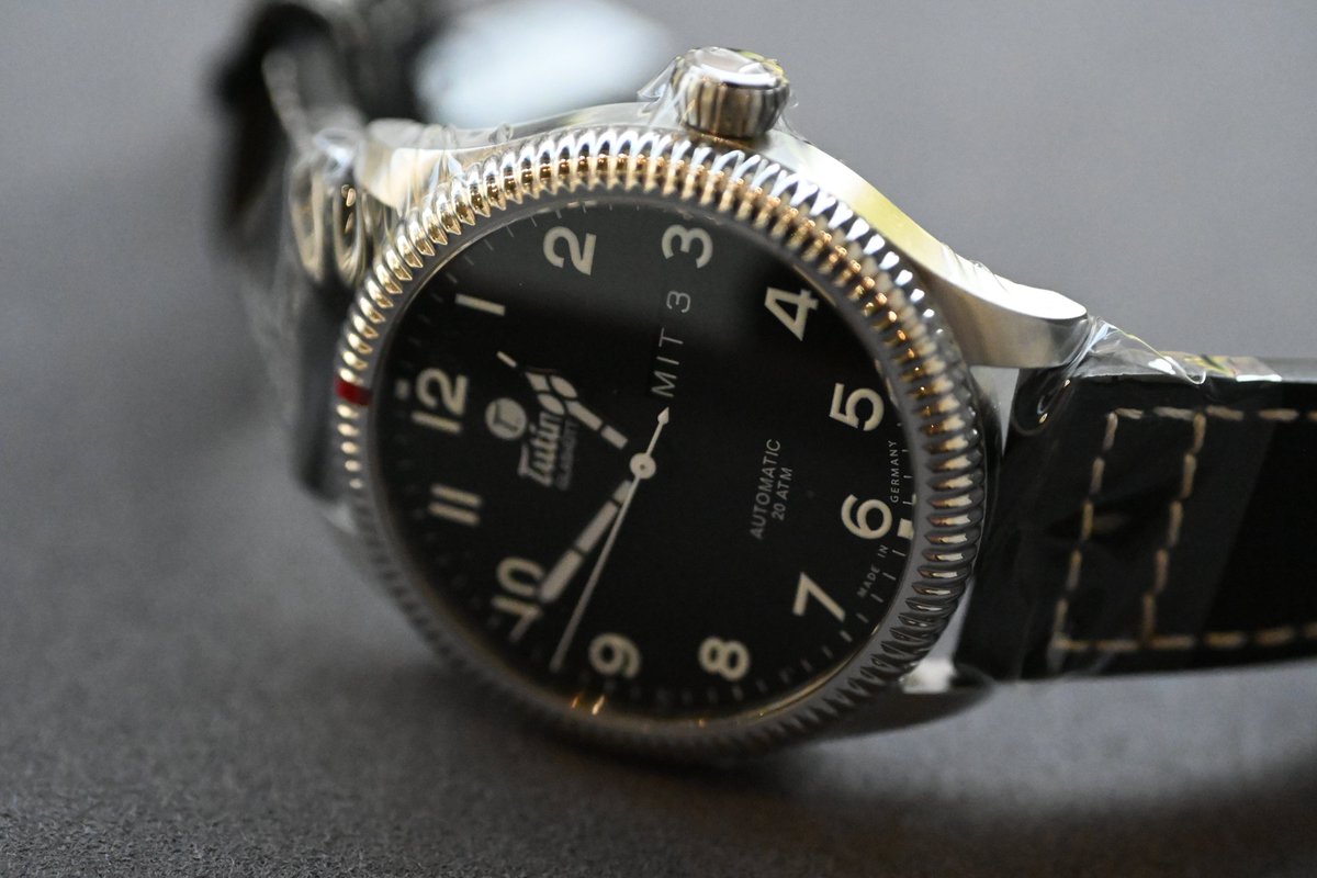 チュチマ グランドフリーガー クラシック 6108-01。 高い視認性と質実