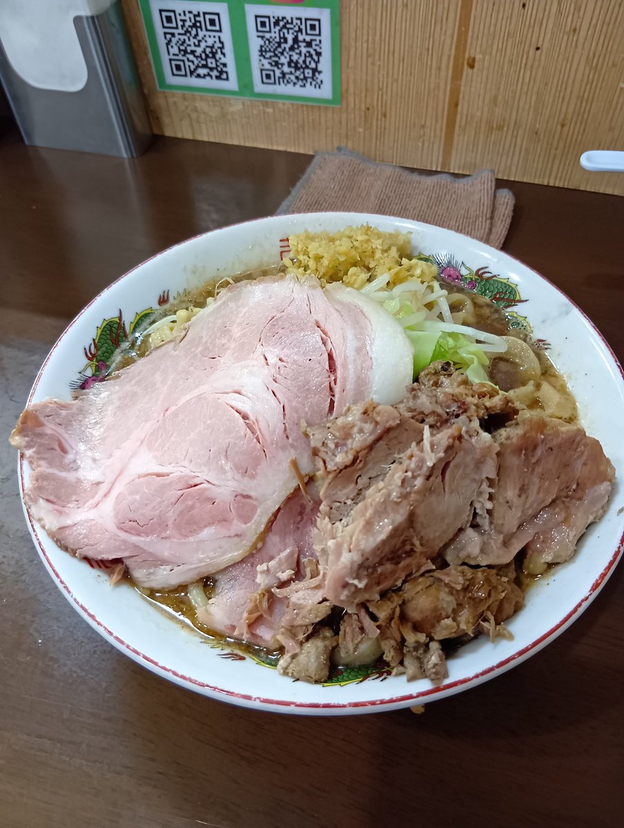 2025/12/23 自家製麺まさき
らーめん、豚魚変更、レアチャー×2、しょうがマシ

2回目の豚魚、ただただ美味しい。レアチャーもペロリといってしまいました。
麺をもっと食べたいので次回は大盛りにしてみようかな。

いつも美味しいらーめんありがとうございます😊
#自家製麺まさき