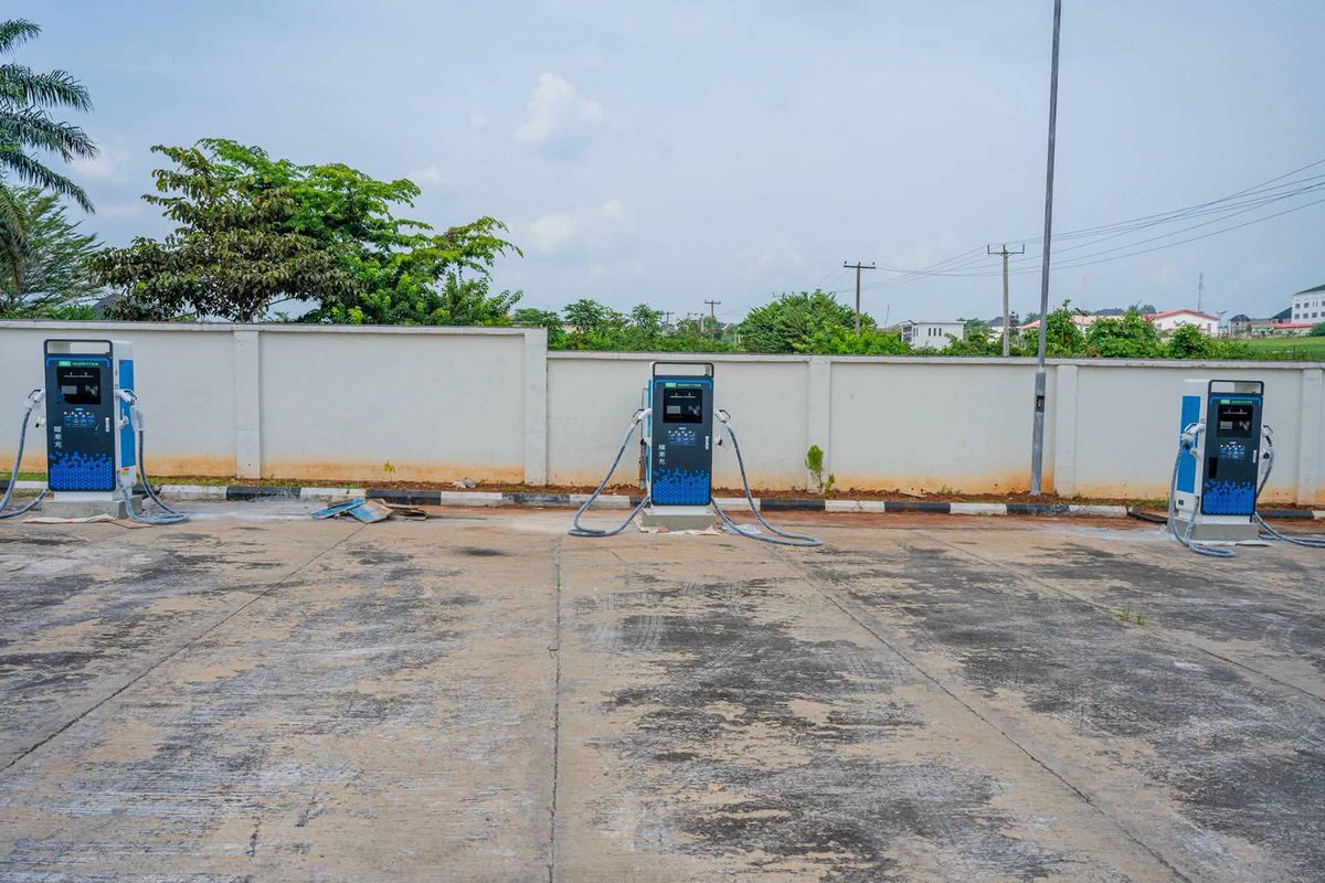 Mr_Amogu's tweet image. OFFICIAL:

Abia State is now the first Nigerian state to launch  a state owned electric shuttle buses in the country, a move also praised by WTO's Okonjo-Iweala for promoting a cleaner environment.

God bless Abia state.