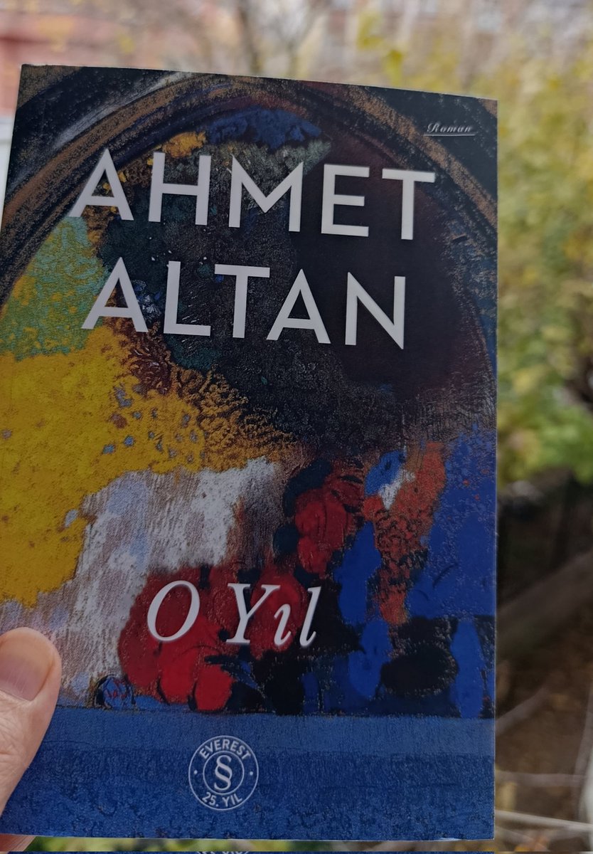 "Tarih el feneri gibidir, nereye tutarsan orayı aydınlatır, gerisi karanlıkta kalır. Fenerin nereyi aydınlatacağına da feneri tutan el karar verir." #ahmetaltan #oyıl #kitap #istanbul #aralık