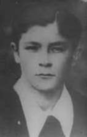 ANPIRomaPosti's tweet image. “Cara mamma,
perdonami per tutto quello che ho fatto...
Addio cara mamma, tu eri così buona.
Addio”

Partigiano della “Banda Libertà”, #BrunoMatli venne fucilato dai nazifascisti il #28dicembre 1943 a #Novara insieme ad altri compagni di lotta.
Aveva 18 anni.