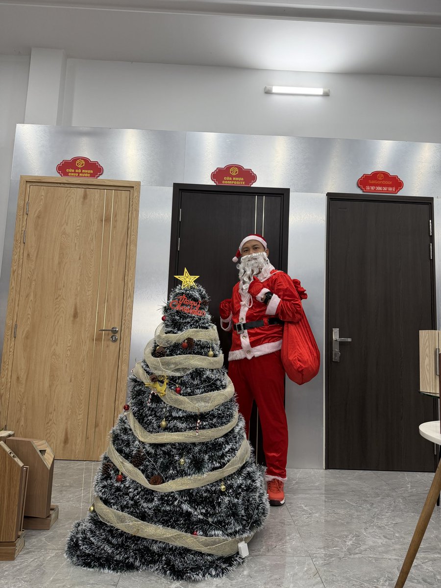cuasaigon's tweet photo. Có quà cáp gì chưa người đẹp 
Mua cửa đến SaiGonDoor có quà tặng liền tay
#lamsaigondoor #saigondoor #noel #giangsinh #merrychristmas https://t.co/XLmWx9LPmj