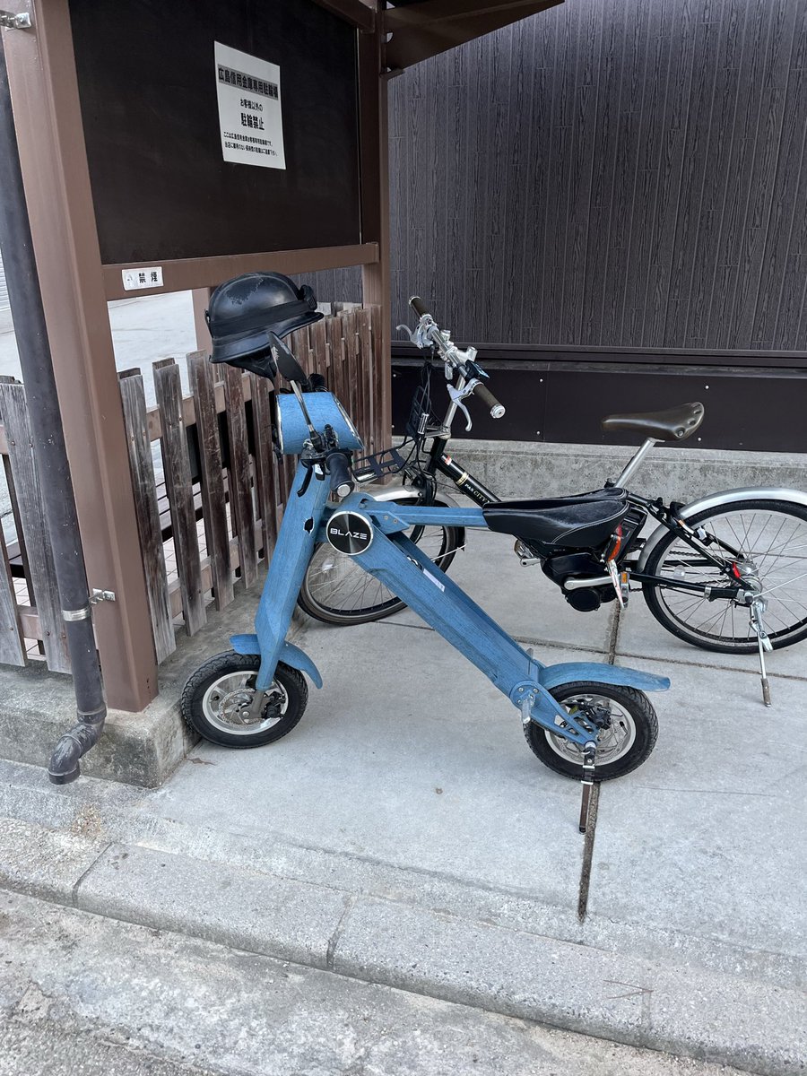 kamakura358's tweet photo. カッコいいデザイン🤩
いつのバイクなんだろうか❓
#電動バイク？
#なんか気になる https://t.co/SK4XmarOUW