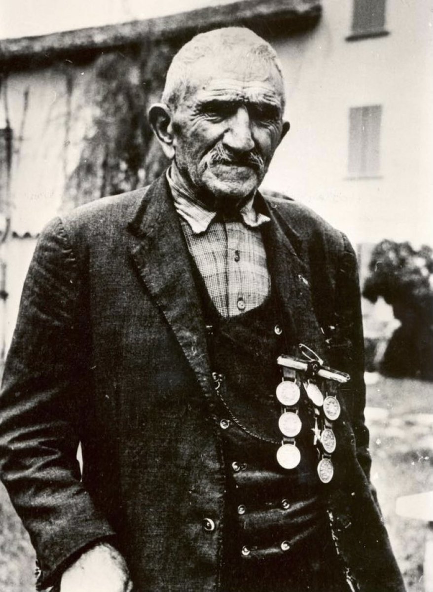 "Che il cielo si schiarisca, che sull'Italia torni la pace e la concordia, che i nostri morti ispirino i vivi, che il loro sacrificio scavi profondo nel cuore della terra e degli uomini."
#AlcideCervi, "I miei sette figli"
#28dicembre 1943