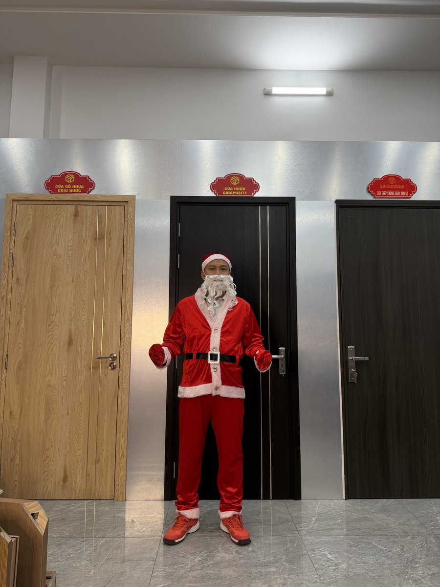 Ceotranvanlam's tweet photo. Có quà cáp gì chưa người đẹp 
Mua cửa đến SaiGonDoor có quà tặng liền tay
#lamsaigondoor #saigondoor #noel #giangsinh #merrychristmas https://t.co/z3uq1DZFEO