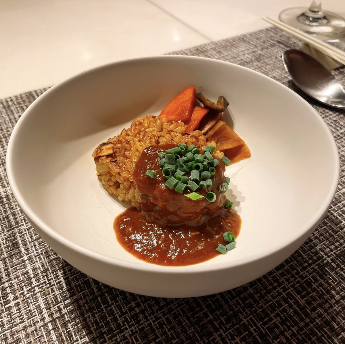 grimacex9's tweet photo. ahill ginza🍽️ 銀座に佇む隠れ家フレンチ鉄板焼き🔥 名物のフォアグラ入りハンバーグは上品な濃厚さ✨ 〆の焼きカレーはドライカレー仕立てでおこげの香ばしさが秀逸🍛 #のみめし #カレー活 https://t.co/yoRlb9lEEu