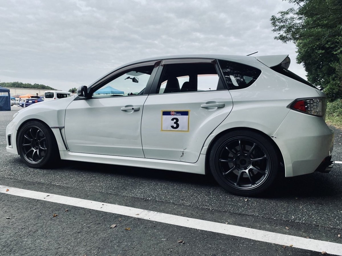 zenson_button's tweet photo. 新しい車両の販売です‼️

インプレッサ wrx sti
GRB-A 2008年式
走行17万キロ

様々なチューンが施された、オススメの一台となっております‼️

各種補強パーツや冷却パーツ
社外メーター車高調等
とても贅沢な仕様です。

特筆すべきは、
某モータースポーツにて
現車セッティング
実馬力332馬力 トルク50キロ
ブーストアップ1.55

GRBではなきどころの
2次エア周りや
各種センサー周りは交換済みです‼️

難点としては
リアクランクオイルシールオイル漏れ
バッテリーorオルタ劣化
ボディ傷あり

となっており、正直治してしまえばまだまだ、最前線で戦えるマシーンとなっております😀

気になるお値段ですが、
現状渡し、自分で治せるし車検もとるぜ‼️
という方は
年末特別価格❣️

105万

ちゃんと治して欲しい
車検もフルで‼️
という方は

140万

での販売となります。

問い合わせ先は
DMやリプライ
DMでの通話
での対応が可能です

お問い合わせどしどしお待ちしております‼️