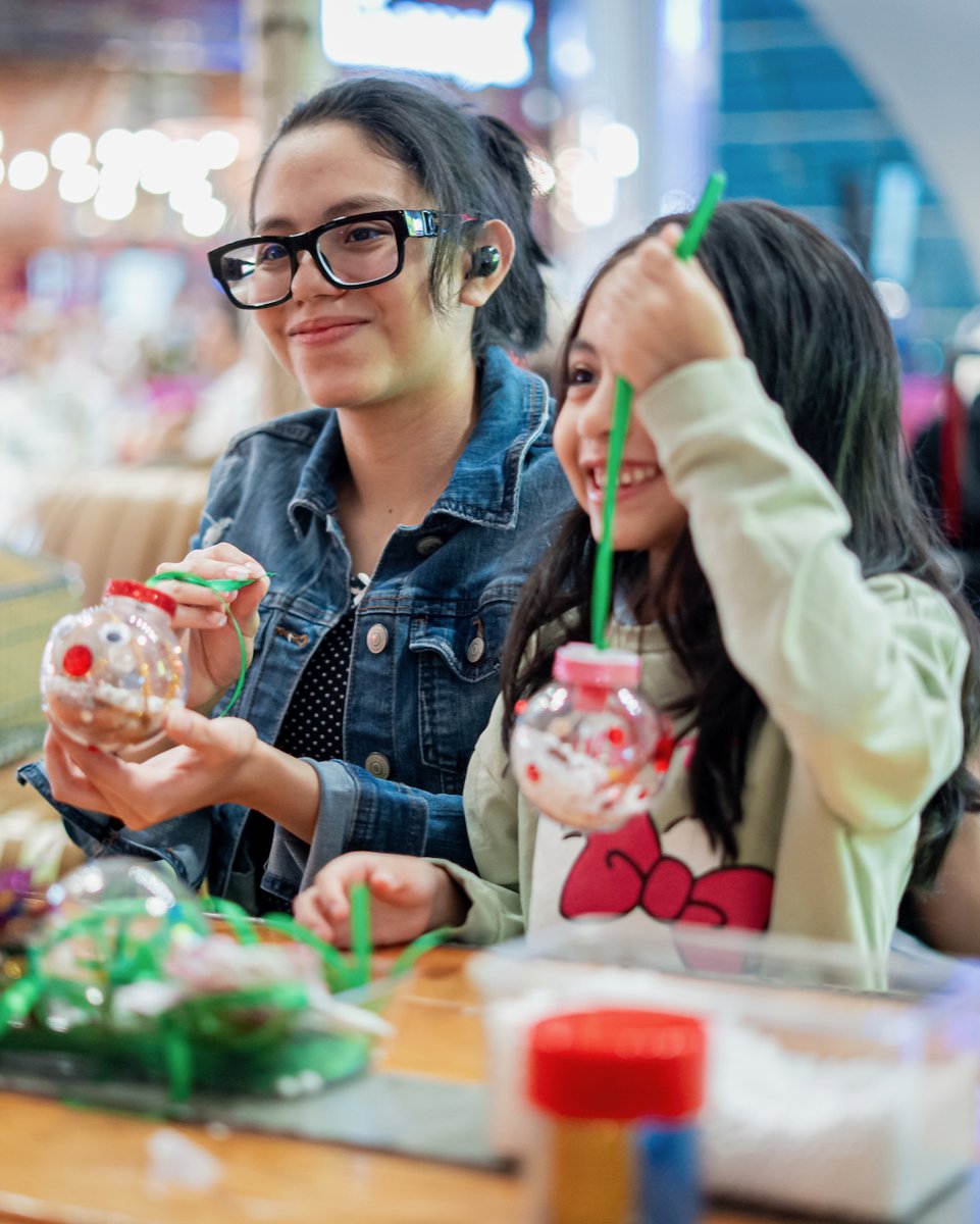 DXB's tweet image. Winter at #DXB is a vibe ❄️✨

From festive games and scavenger hunts with prizes to live performances, workshops and plenty of holiday cheer, the magic starts before take-off this season 🎁🎄✈️

Find out more about what's happening: dubaiairports.ae/campaigns/wint…