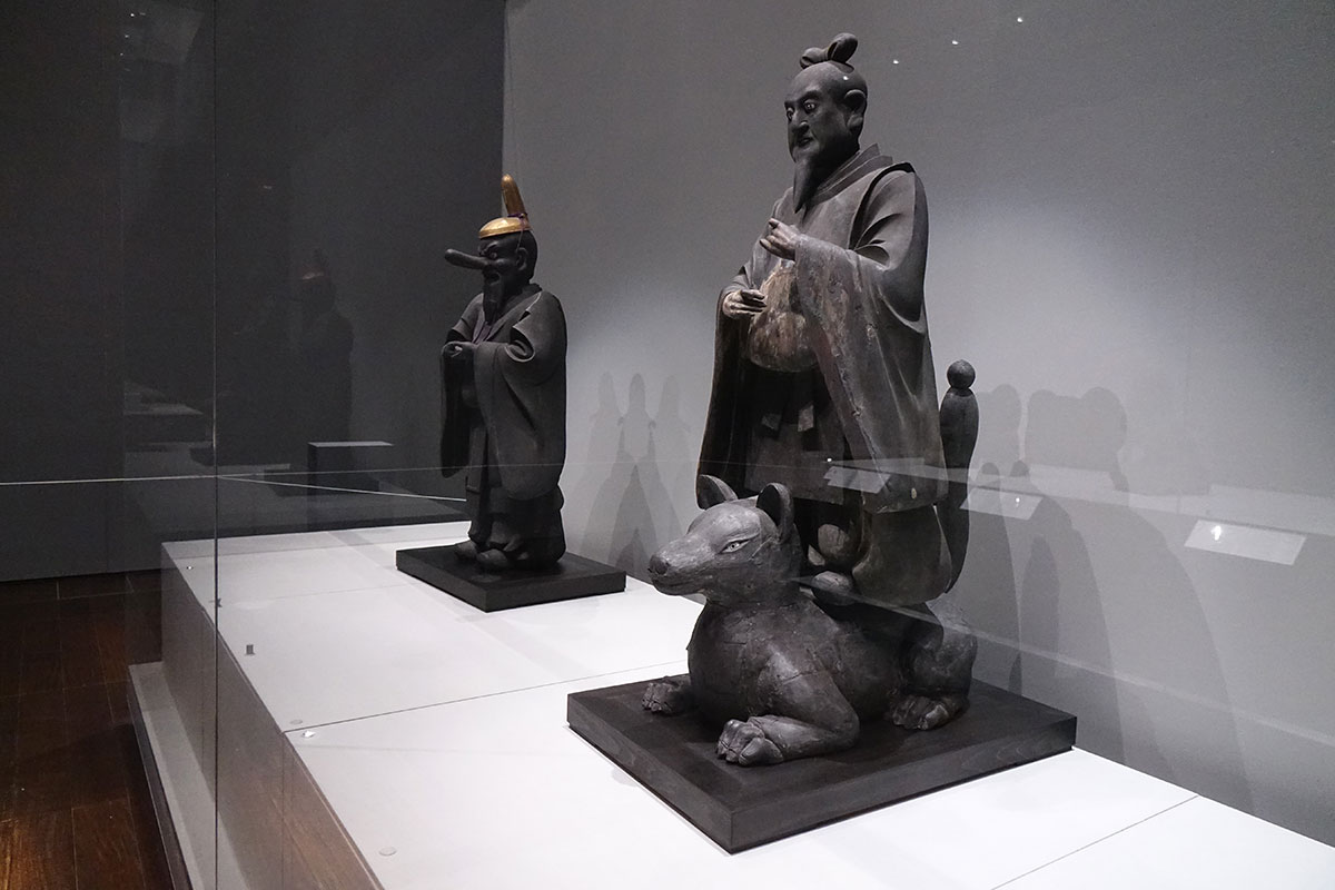 修理後初公開／ こちらは京都市内の花咲稲荷神社に伝来した神像5体うち