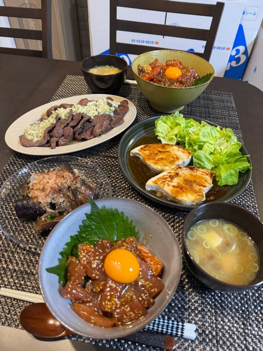 feifeisky's tweet photo. トロトロな温泉卵がトッピングされたタタキ丼🍚、香ばしい牛レッグステーキ、焼き白子と茄子の和え物… 毎品が濃厚で旨さ炸裂😋
特にタタキのジューシーさと卵黄が混ざった瞬間、幸せすぎてテンション上がる✨ お味噌汁でさっぱり締める、完璧な一��だった
#おうちごはん #自炊最高 #贅沢夕食 https://t.co/knT1QyyI7N