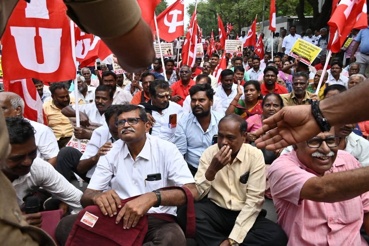 tamilmarxorg's tweet photo. ஒன்றிய அரசின் 4 தொழிலாளர் விரோத சட்டத் தொகுப்புகளை திரும்ப பெற வலியுறுத்தி இன்று மாநிலம் முழுவதும் #CITU சார்பில் ஒன்றிய அரசு அலுவலகங்கள் முன்பு மறியல் நடைபெற்றுள்ளது.
#CITU #LaboursLaw #WorkersStrike https://t.co/2BP2fUa90B