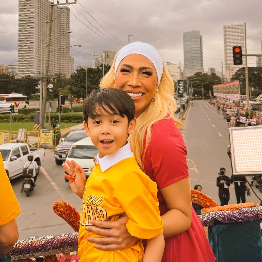 ViceXIon19's tweet photo. Lucas : paano kung tapos na yung shooting? 
Vice : edi tapos na 
Lucas : kakalimutan mo ba ako? 
Vice : Hindi kita kakalimutan forever na kitang anak Hanggang lumaki ka.
Lucas : Promise ha? 

Mother and son huhu

CALL ME MOTHERING PREMIERE
#ViceGanda | #CallMeMotherPremiereNight https://t.co/GnK59Nyo5h